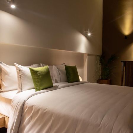 Lake Avenue Hotel Канди Екстериор снимка