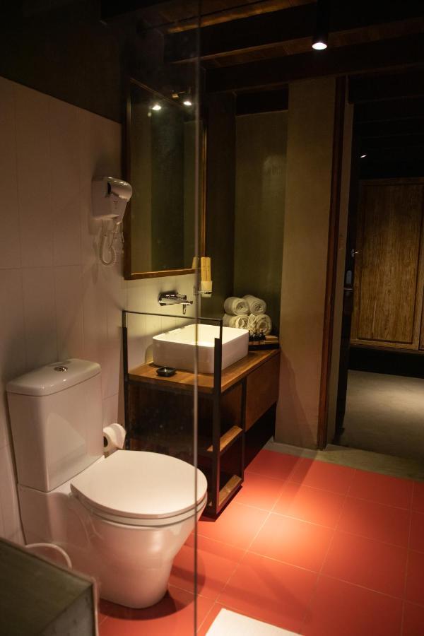 Lake Avenue Hotel Канди Екстериор снимка