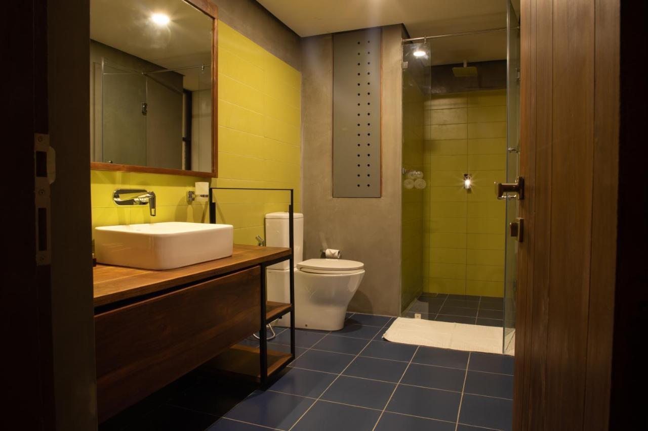Lake Avenue Hotel Канди Екстериор снимка