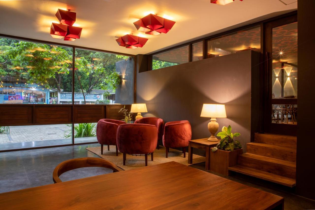 Lake Avenue Hotel Канди Екстериор снимка