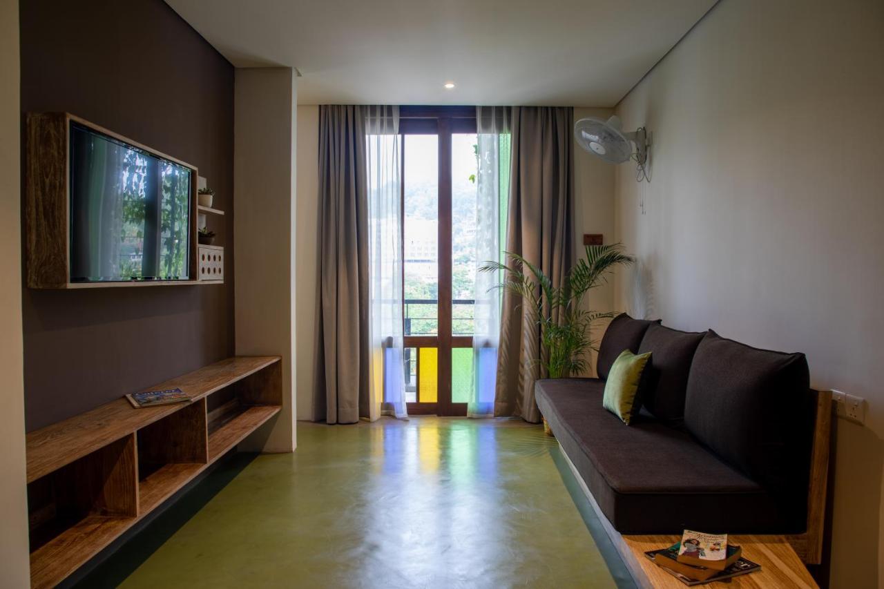 Lake Avenue Hotel Канди Екстериор снимка