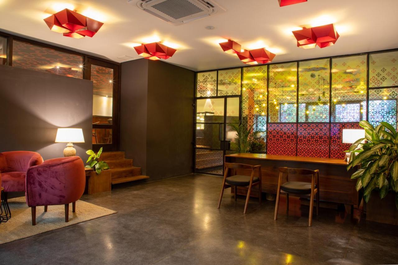 Lake Avenue Hotel Канди Екстериор снимка