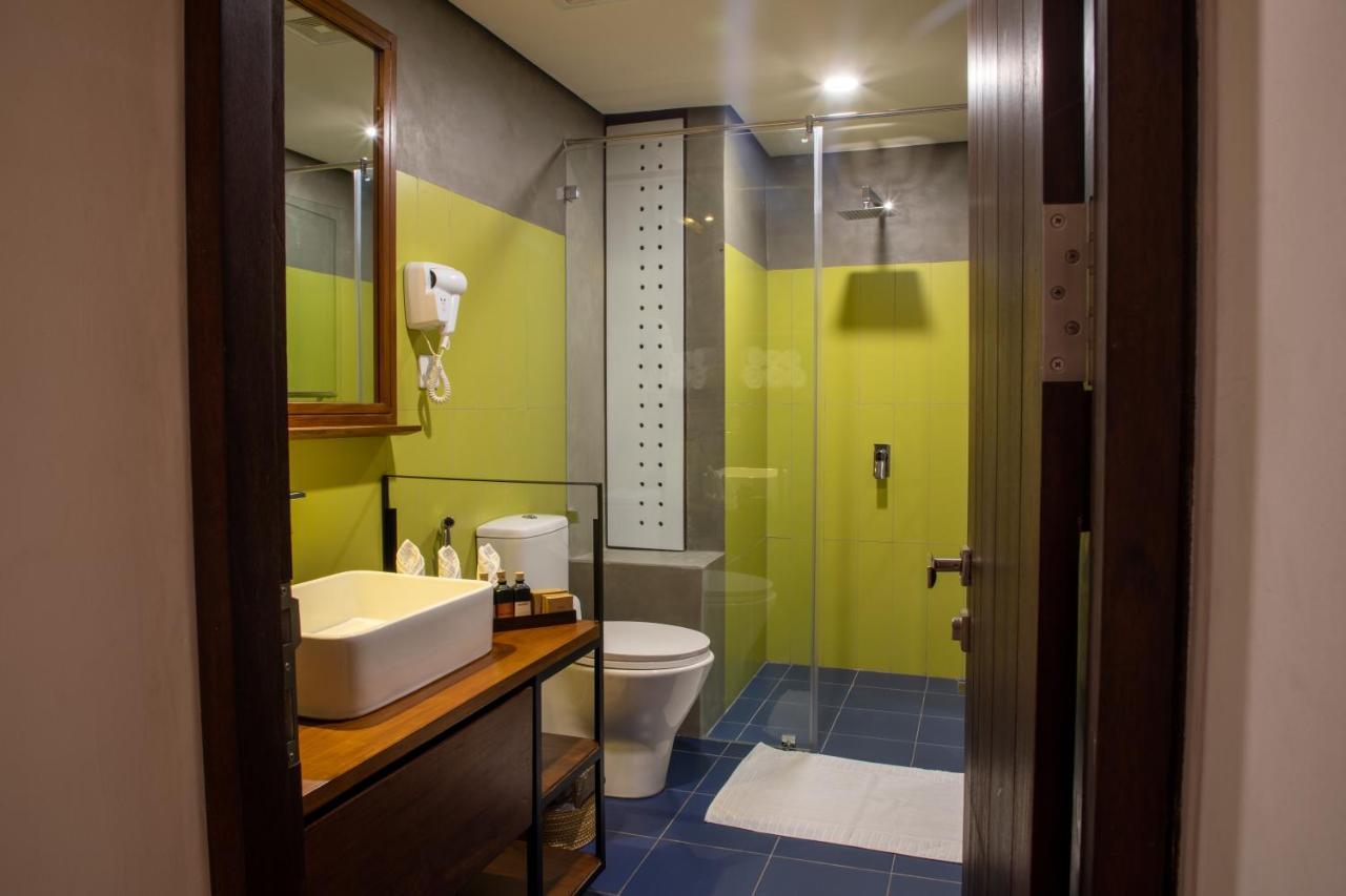 Lake Avenue Hotel Канди Екстериор снимка