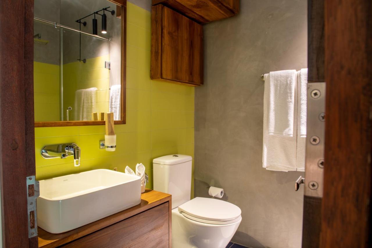 Lake Avenue Hotel Канди Екстериор снимка