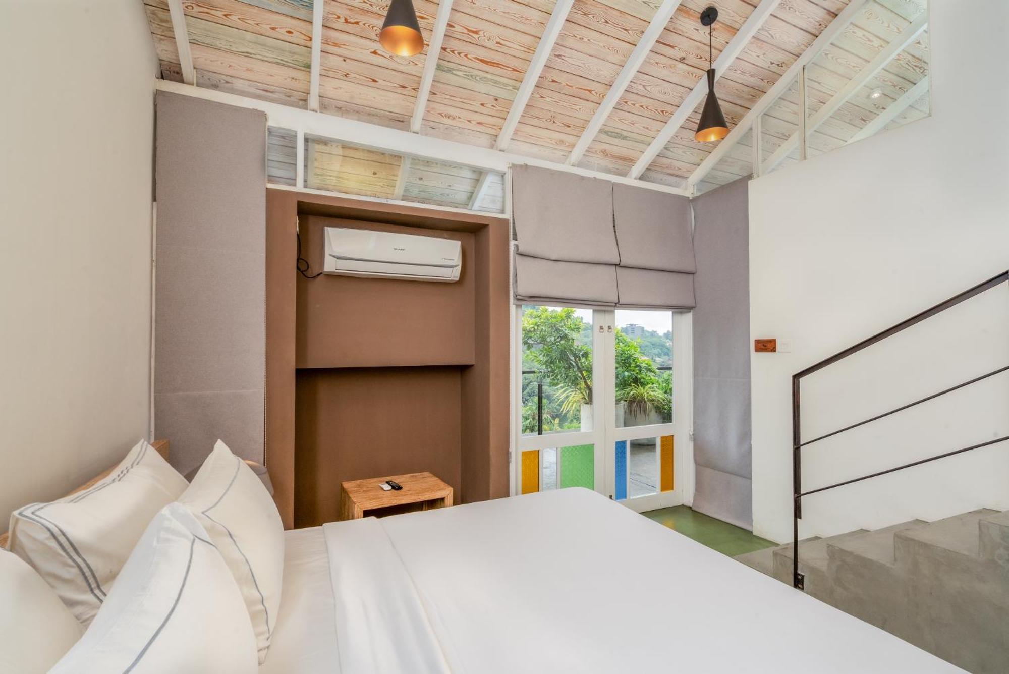 Lake Avenue Hotel Канди Екстериор снимка