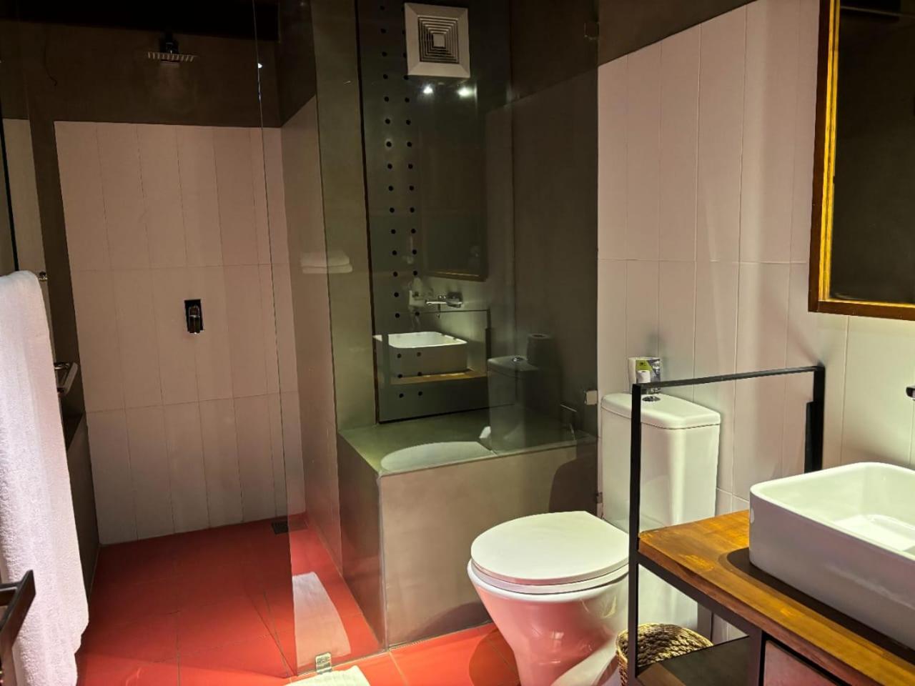 Lake Avenue Hotel Канди Екстериор снимка