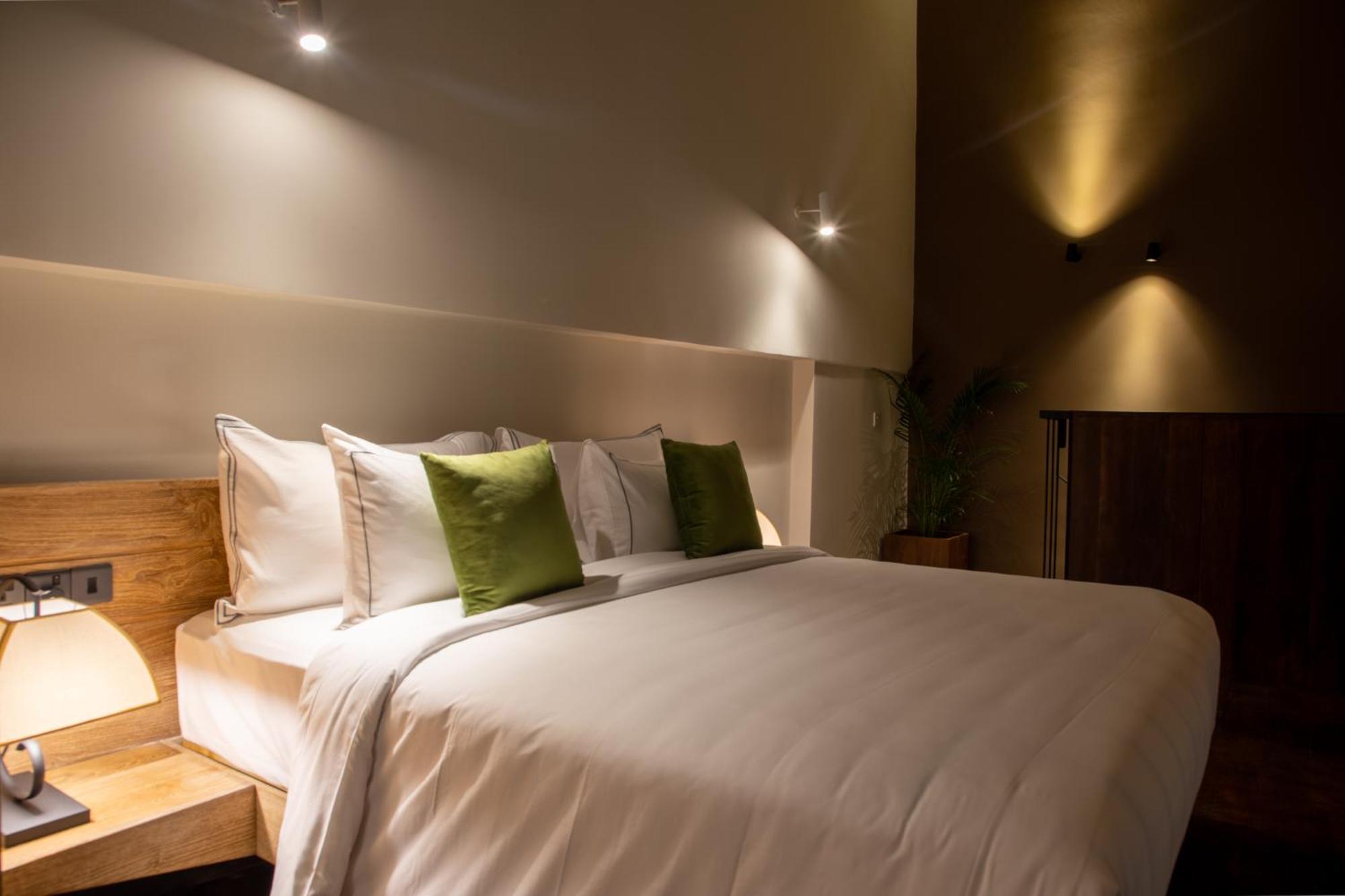Lake Avenue Hotel Канди Екстериор снимка
